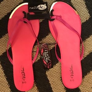 🔥SALE🔥 Brand New Hot Pink Gold Toe Flip Flops